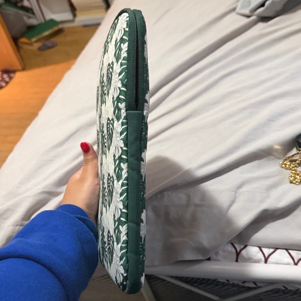 Green and White Leaf Print book sleeve - Picture 3 of 6